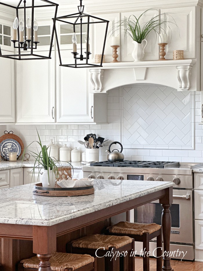 Blue and white coastal decor in the kitchen…