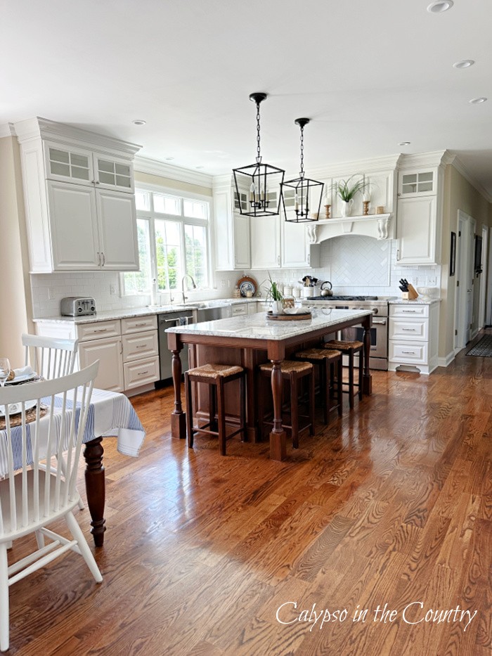 Blue and white coastal decor in the kitchen…