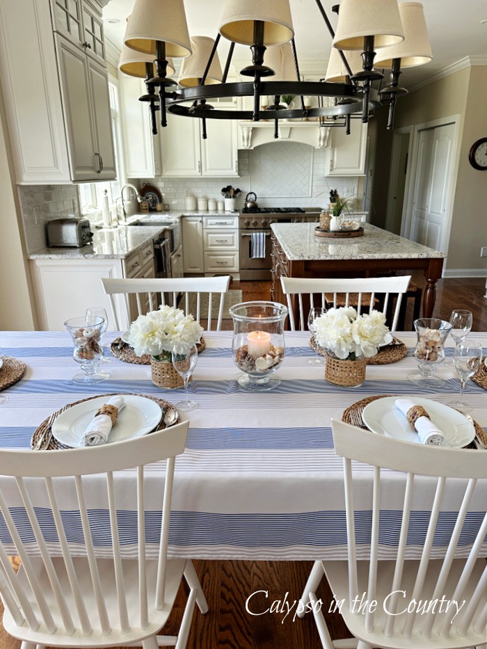 Blue and white coastal decor in the kitchen…