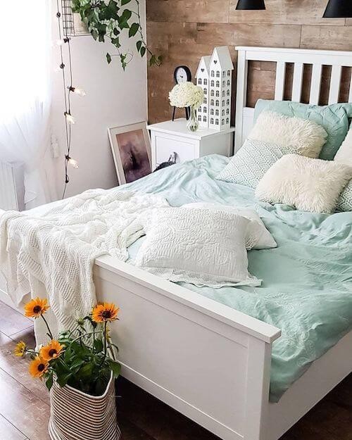 Choosing the right color palette for a small bedroom