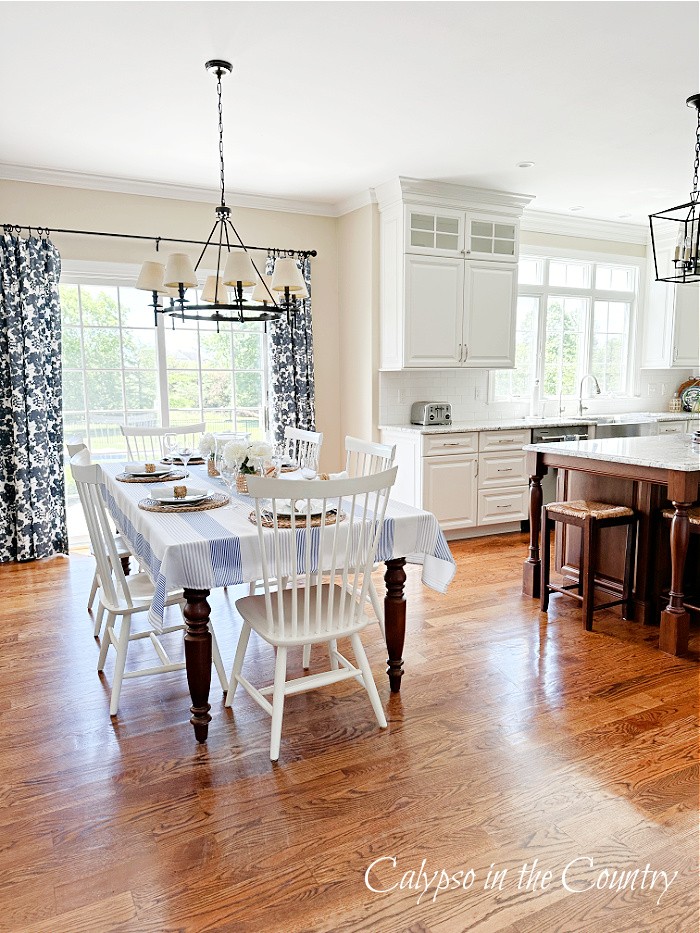 Blue and white coastal decor in the kitchen…