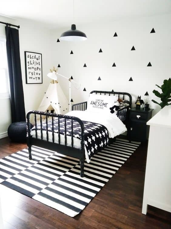 BLACK & WHITE WALL DECOR