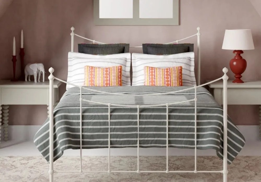 Make a Small Bedroom Feel Bigger and Choose a Focal Point