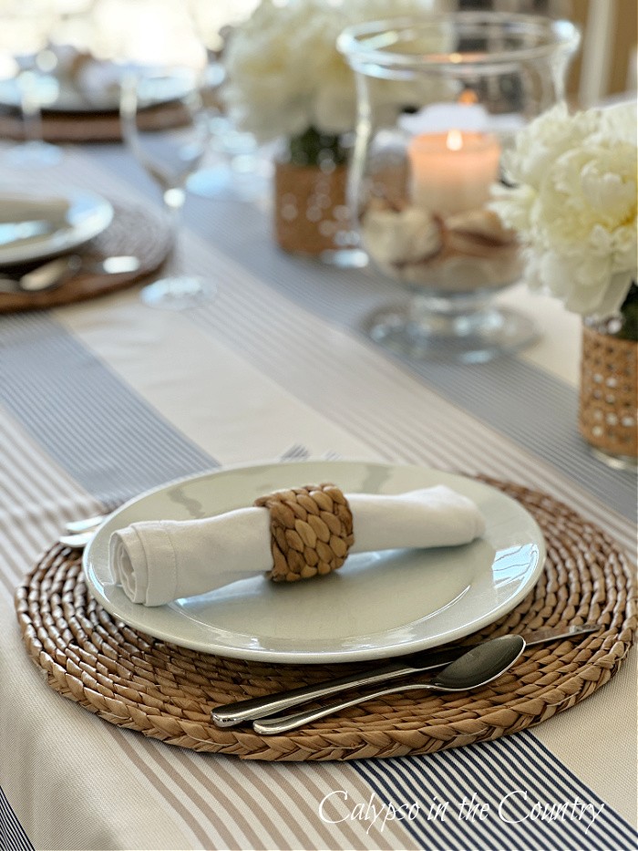 Blue and white coastal decor in the kitchen…