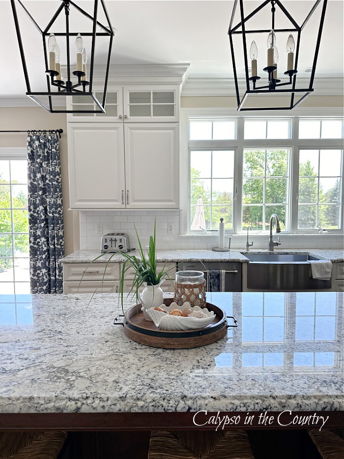 Blue and white coastal decor in the kitchen…