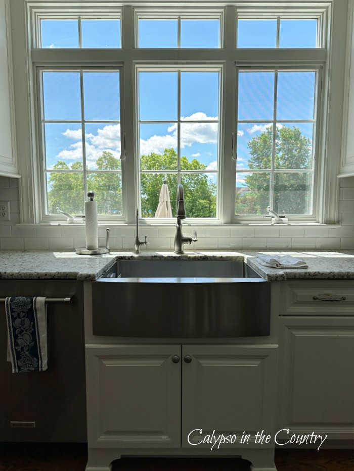 Blue and white coastal decor in the kitchen…